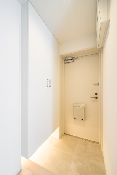フットライトからのびる光が足元を優しく包み込む玄関です。住まいの顔になる玄関は、白を基調に爽やかな空間を演出します。