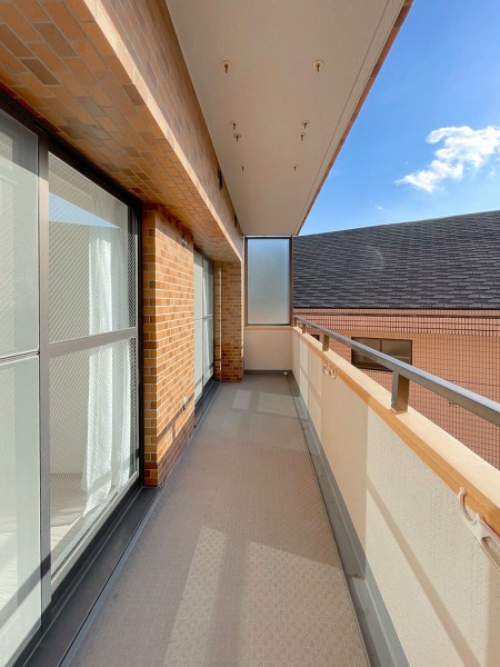 洋室1と洋室2に隣接した採光のとれたバルコニーです。暮らしに大切な光と風を感じることができるスペースです。