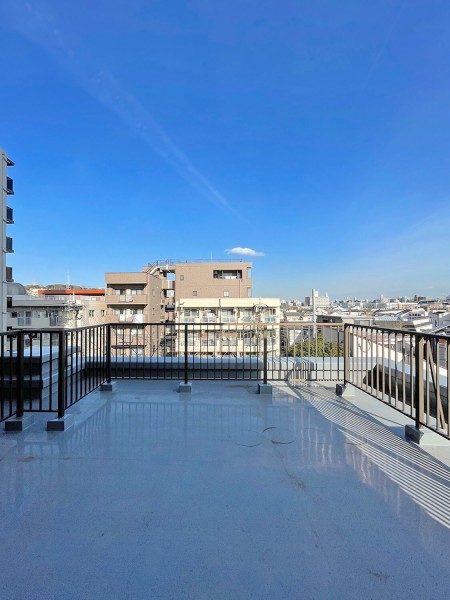 ルーフバルコニーは約21.80m²の広さがあります。暮らしの中で大切な光と風を演出してくれる居心地の良い空間です。