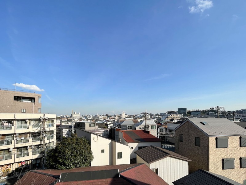 ルーフバルコニーからの眺望です。爽やかな青空を見ながら解放感を味わい、ほっと一息つけそうです。