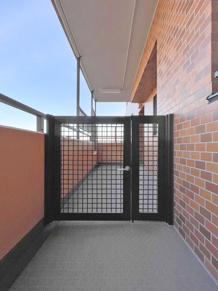 ポーチ付きでプライバシーが守られた玄関前です。安心してお住まいいただけます。