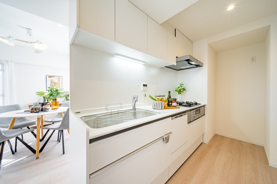 お料理に集中できる収納豊富な壁付けシステムキッチンです。家事時短に便利な食洗器を搭載しています。