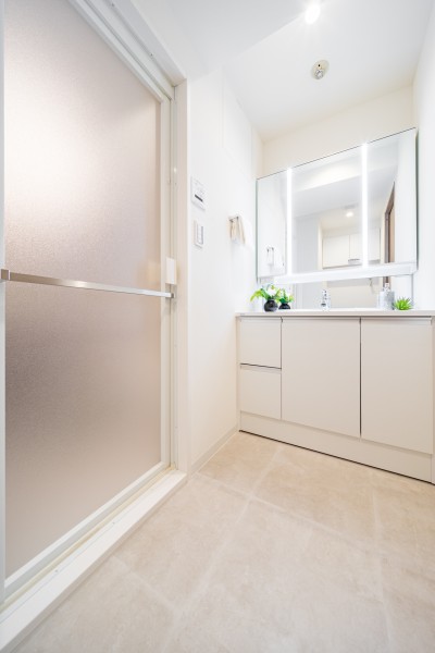 お部屋の内装と統一された、清潔感漂う洗面化粧台です。三面鏡裏や足元の収納など使いやすさも兼ね備えています。