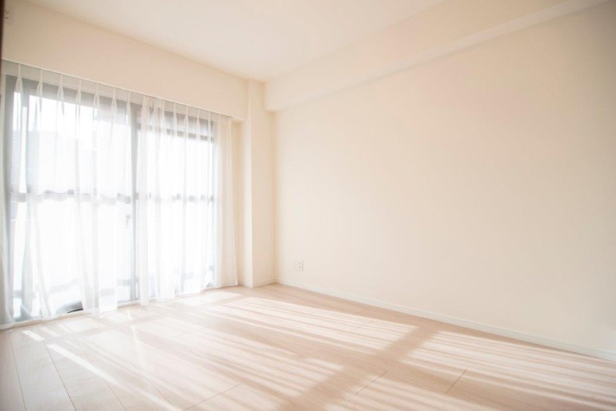 洋室1は南西向きのバルコニーに接続します。穏やかな自然光が入り、のびのびとお過ごしいただけるお部屋です。