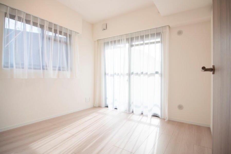 二面採光ならではのたっぷりの光と風を運んでくれる明るい洋室2です。のびやかな空間の中で、ほっと一息つけるやすらぎの時間が流れます。