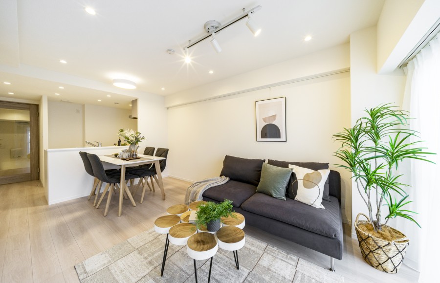 お部屋は気のぬくもりを感じるフローリングやホワイト基調の心安らぐ内装に仕上がりました。備え付けのピクチャーレールにはアートやグリーンを飾ることも可能です。