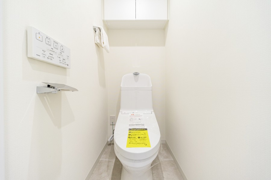 毎日使う場所だからこそ、清潔感と使いやすさを考慮したレストルームです。上部には収納に便利な吊戸棚を備え付けました。