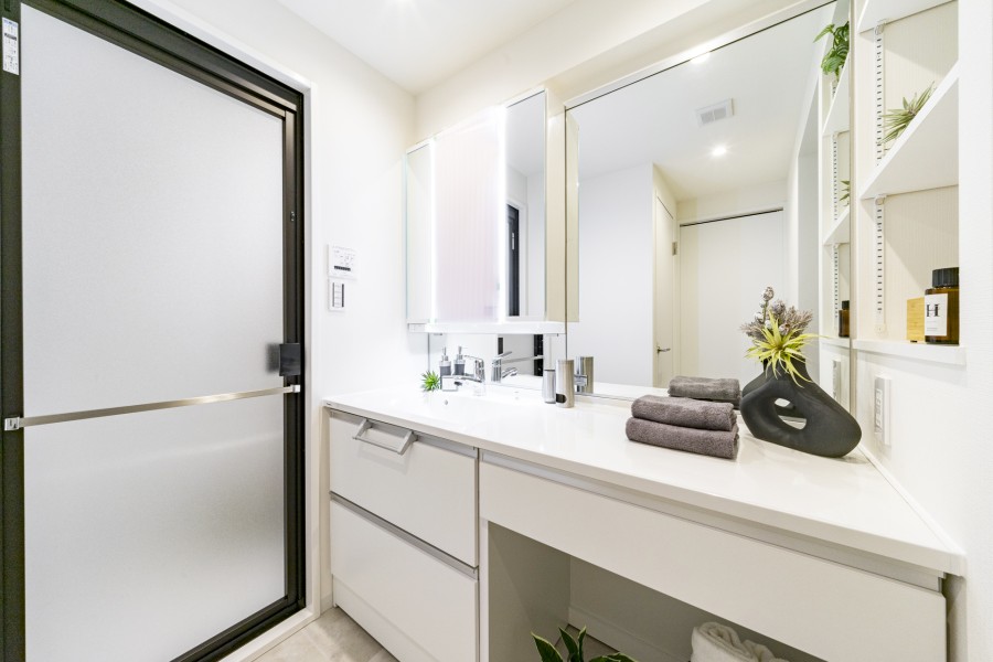 入浴後の豊かな時間を演出し、心からくつろげるプライベートスペースの洗面化粧台です。カウンターとボウルが一体となっているのでお手入れもしやすいです。