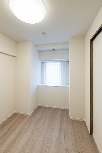 サービスルームはライフスタイルによってあらゆる用途にお使いいただける魅力的なスペースです。クローゼットと可動式の棚が備わっています。