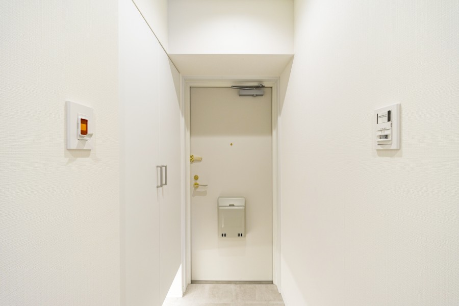 住まいの顔となる玄関は明るいホワイトカラーで仕上げました。フットライトが足元を照らし、シューズボックスにはたっぷりと収納可能です。