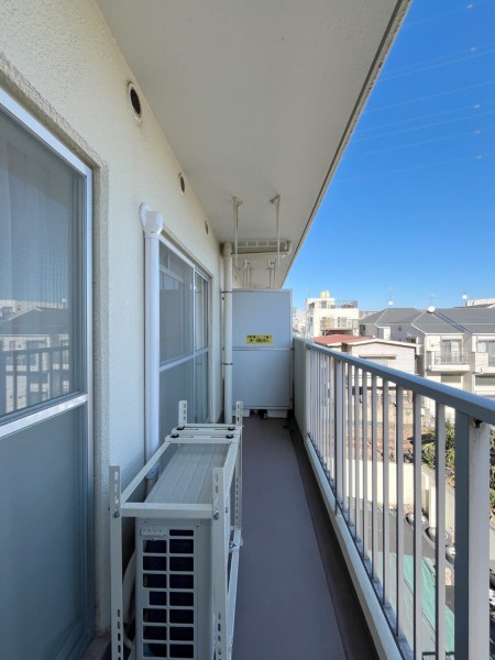 物干し金物付きのバルコニーです。前面には高い建物がないので、晴れた日には洗濯物がしっかり乾きそうです♪