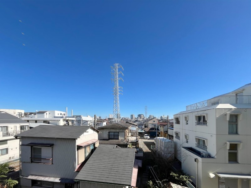 高い建物がないので、青々とした開けた空を見渡せる開放的な眺望です。