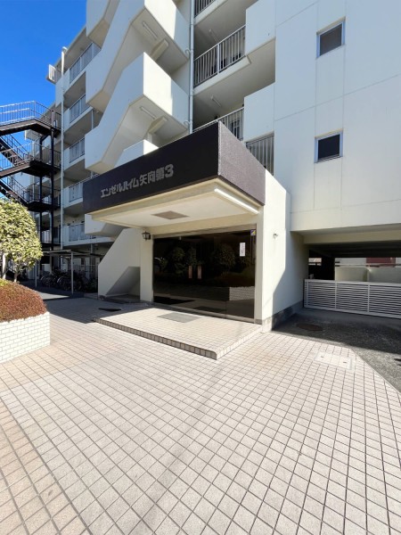 エントランスの外まで管理が行き届いた綺麗なマンションです。公道からエントランスまでは奥行きがあり、安心してお住まいいただけます。