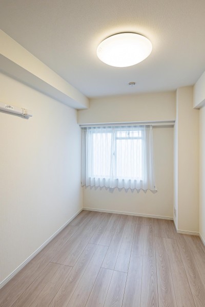 柔らかな光が差し込む北西向きの洋室1です。クローゼットがついていますので、お部屋をスッキリとお使いいただけます。