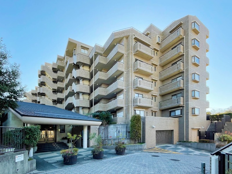 『新横浜』駅徒歩3分の好アドレスで、壱番館と弐番館から成る、総戸数109戸の大規模マンションです。共用部分は、アスレチックルームやプレイロットスペース等があり充実しています。