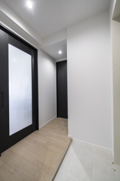 シューズインクローゼットが備わった玄関です。リビングからの光も取り込み、温かな空間が広がります。