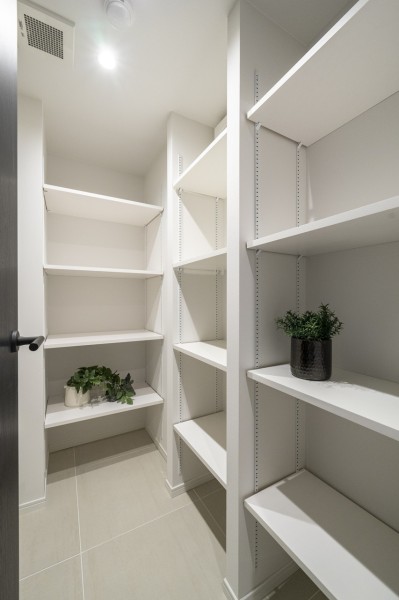 シューズインクローゼットには豊富な可動棚を備え付けました。お気に入りのシューズもたっぷりと収納できますね。