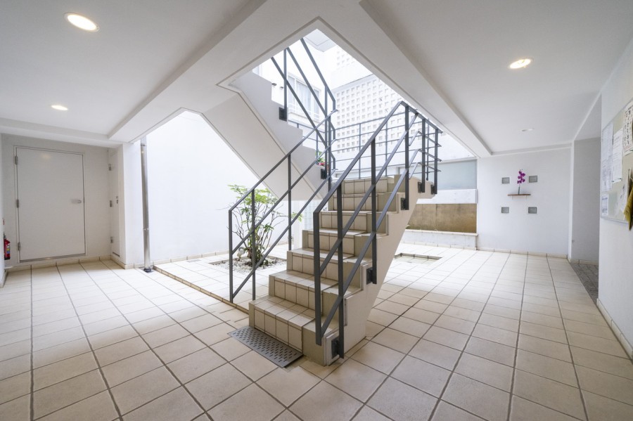 共用部は手入れが行き届き、管理体制の良さが伺えます。陽光が降り注ぎ、明るい空間が居住者様を見守ります。