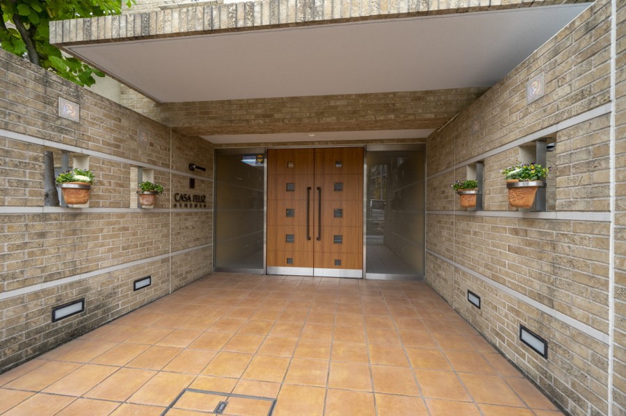 奥行きのあるエントランスゲートには鮮やかなプランターが配置され、居住者様を快適な居住空間へと誘います。