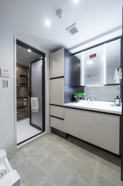 空間に美しく溶け込むスタイリッシュな洗面化粧台です。明るい三面鏡付き、置き場に困るタオルやランドリー用品を収納できるリネン庫を備え付けました。