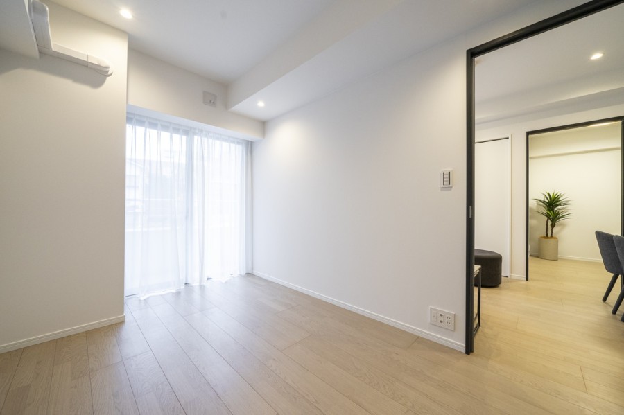 バルコニーに面した洋室1はリビングに隣接していながらもプライベート性の高いお部屋です。クローゼット付きの主寝室にぴったりな空間です。