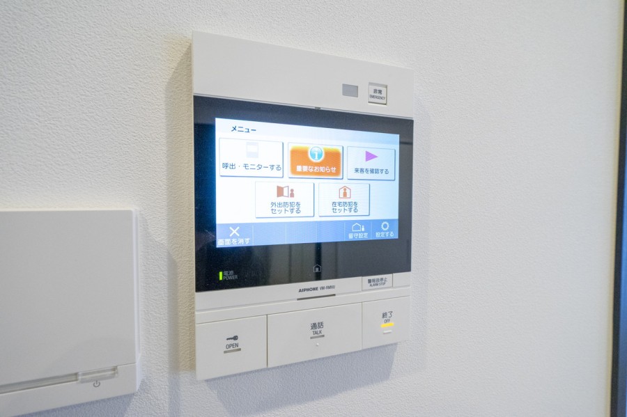 ◆TVモニター付きインターホン◆訪ねてきた相手をモニター越しに確認でき、防犯対策に役立ちます。インターホン越しに話をすることが可能です。