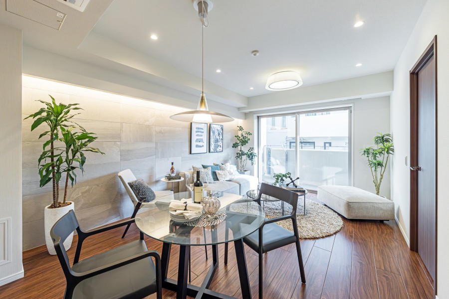 窓からたっぷりと自然光が注がれるリビングダイニングです。心地よい時間が流れるお部屋は、毎日が忙しいあなたもほっと一息つける安らぎの空間です。