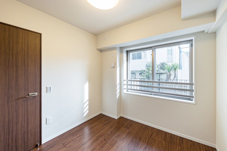 リビングに隣接しながらも、プライベート性の高い洋室2です。心がほっとする明るい陽光が射し込む空間です。