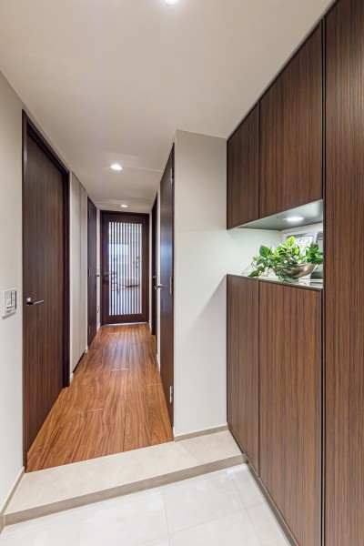 玄関には頼もしい収納力をもつシューズボックスを備え付けました。シューズボックスのカウンター部分は季節のインテリアを飾って、四季の移ろいを感じるのも良いですね。