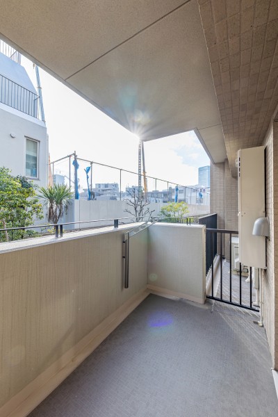 奥行きがあり、プライバシーが守られたバルコニーです。南東向きのバルコニーは暮らしに大切な光と風を感じることができる空間です。