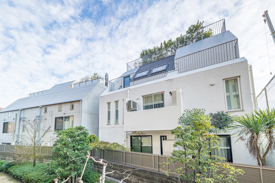 青々とした開けた空を見渡せる開放的な眺望です。だんだんと変わっていく空の色を愉しみリフレッシュするのも良さそうです。