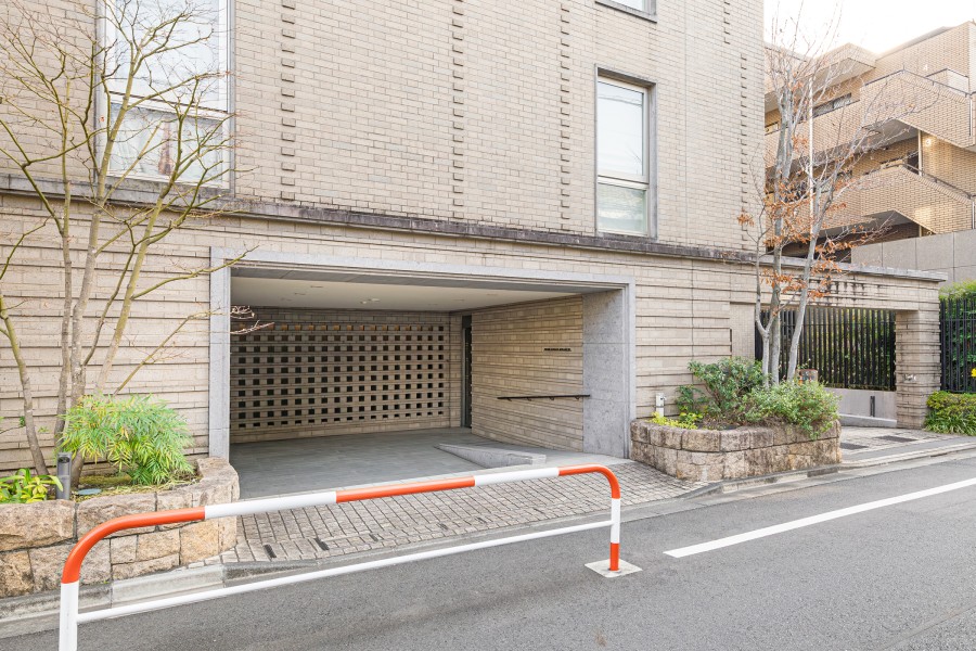 時代に左右されず、将来にわたって価値が継続する「上質」な佇まいです。重厚感があり、気品溢れるエントランスです。