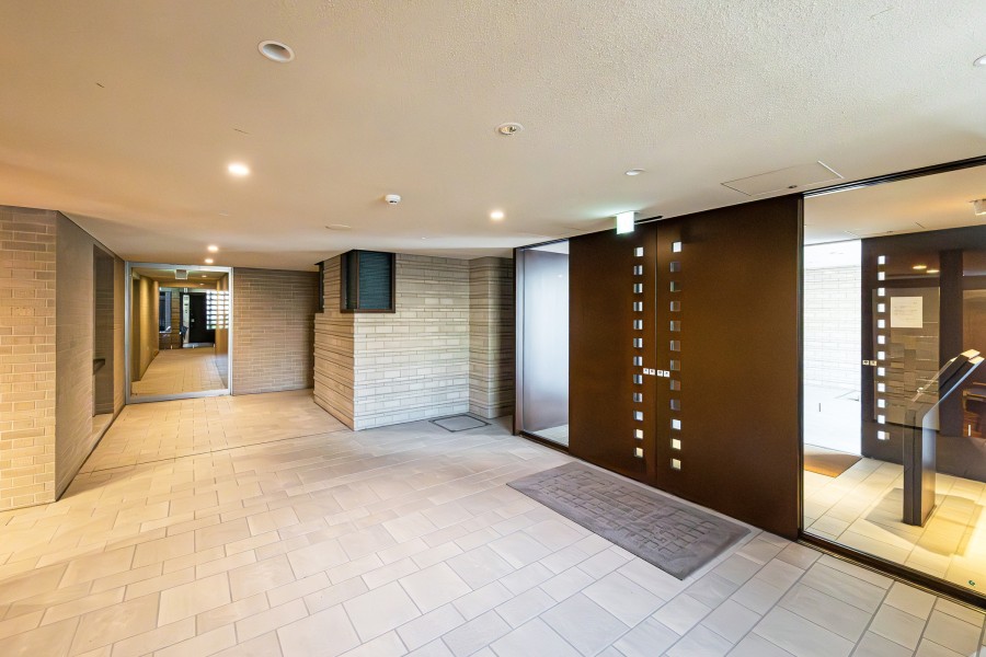大きな窓から爽やかな光を採り入れ、清潔に保たれた広々としたマンションエントランスロビーは、グレードの高さを誇っています。