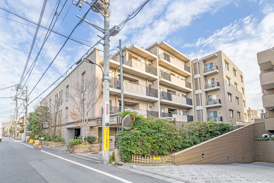 プラウド市ヶ谷南町は野村不動産旧分譲、2011年9月に竣工したファミリー向けマンションです。表通りの賑わいから一歩奥まった閑静な住宅街の中にあります。多くの路線が利用でき通勤通学にも便利