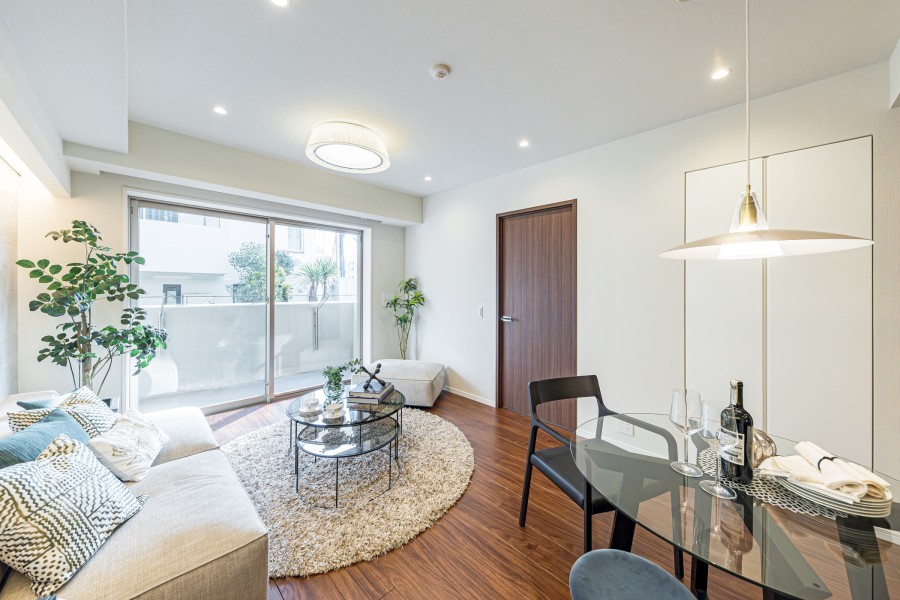 落ち着いた木目調のフローリングが印象的。お洒落で上質な雰囲気になります。床暖房も完備しており、家族が快適にくつろげる団らんのスペースです。