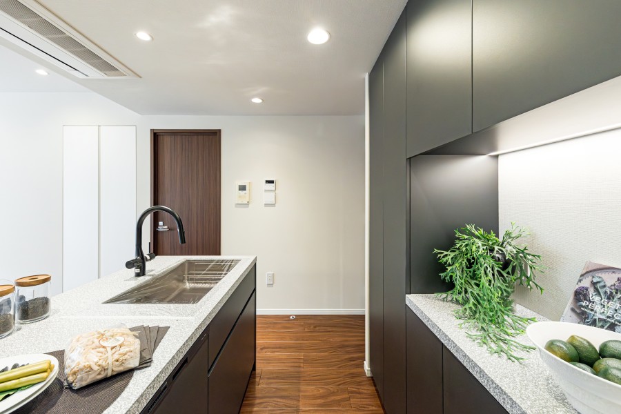 リビングにいるご家族とおしゃべりしながら家事ができる人気のオープンキッチンです。キッチン背面には収納豊富でカウンタースペースも広いカップボードがあります。