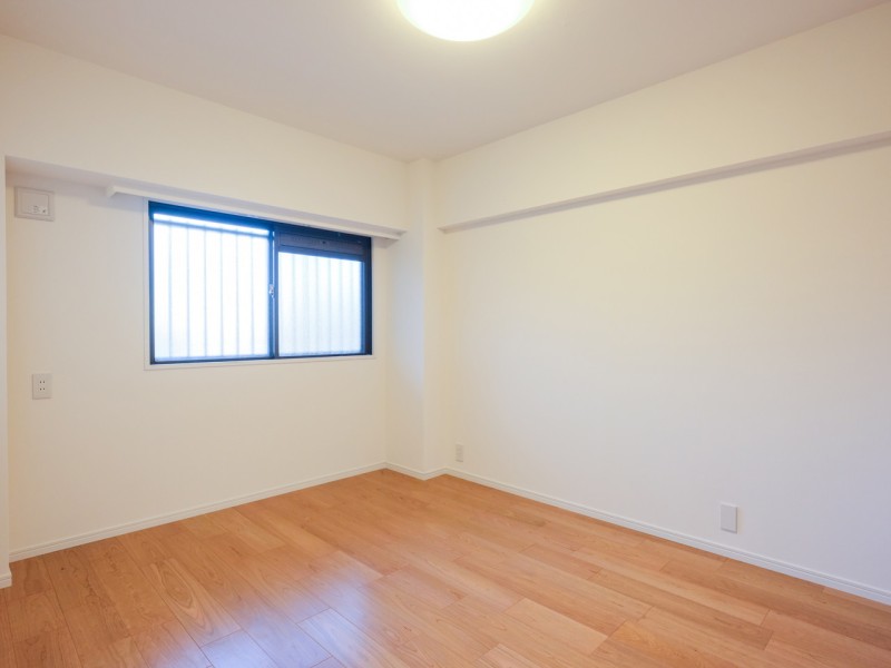 洋室1はリビングから遠く、プライベート性が高いお部屋です。穏やかな自然光が入り、のびのびとお過ごしいただけるお部屋です。