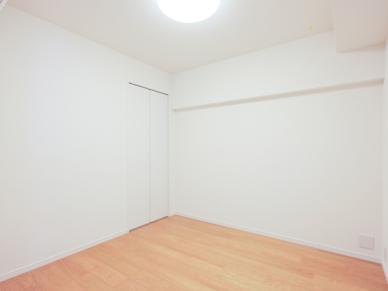 クローゼット付きの洋室2はテレワークや読書など、作業スペースとしてもぴったりなお部屋です。凹凸が少なく、大きな家具も配置しやすい空間です。