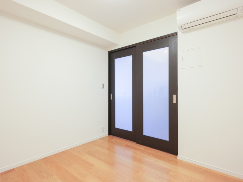 リビングと洋室2を仕切る扉は、ライフスタイルをシームレスにするガラス扉を用いました。リビングからの光も取り込めて、よりすっきりとした印象の仕上がりです。