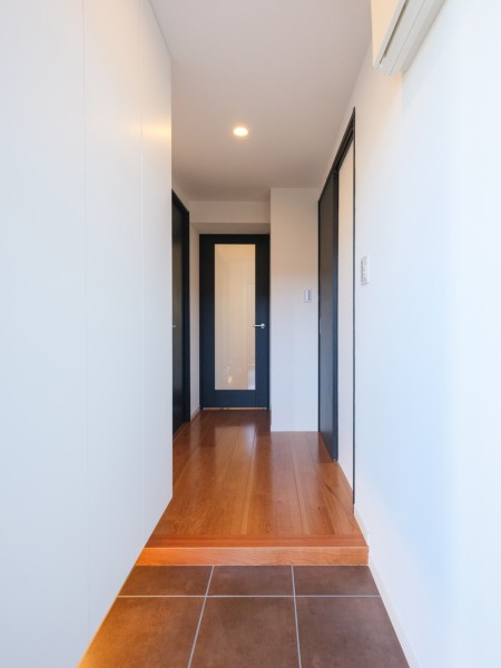 フットライトからのびる光が足元を優しく包み込む気品溢れる玄関です。住まいの顔になる玄関は、白を基調に爽やかな空間を演出します。