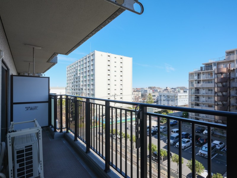 対面の建物と距離があり、爽やかな風が吹き抜けるバルコニーです。