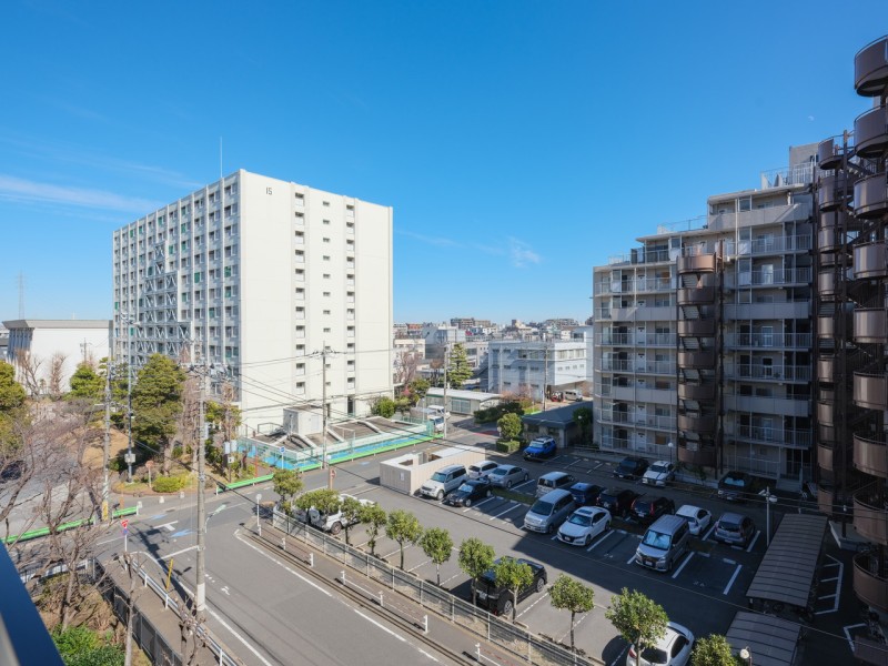 清らかで穏やかな時間が流れ、明日への活力を養うことができる眺望です。伸びやかに広がる空を望み、ほっとひと息つけるリフレッシュスペースです。