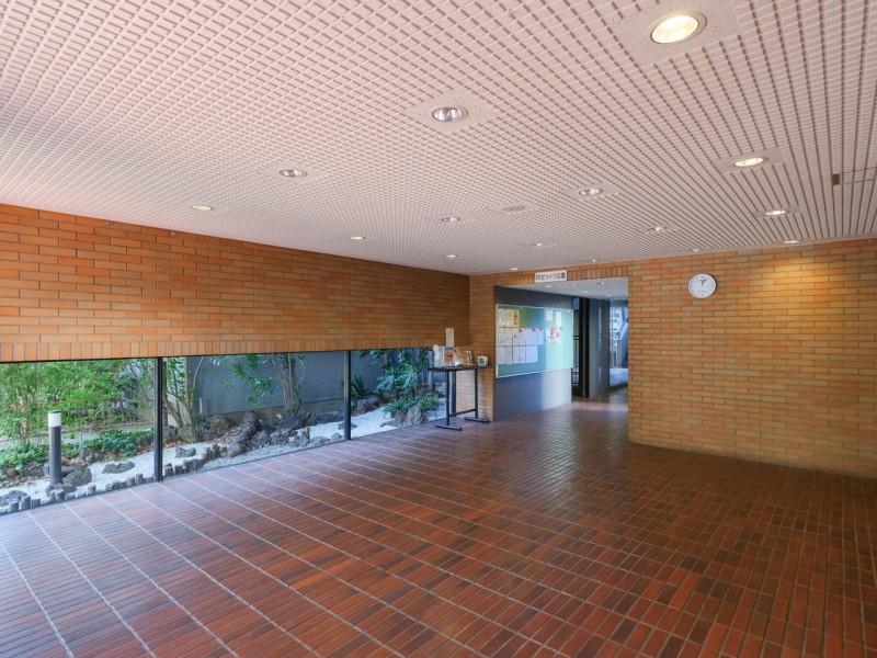 広々としたエントランスからは静けさと気品を感じさせる坪庭がご覧いただけます。エレベーター完備・管理体制良好・ペット飼育可(使用細則有)