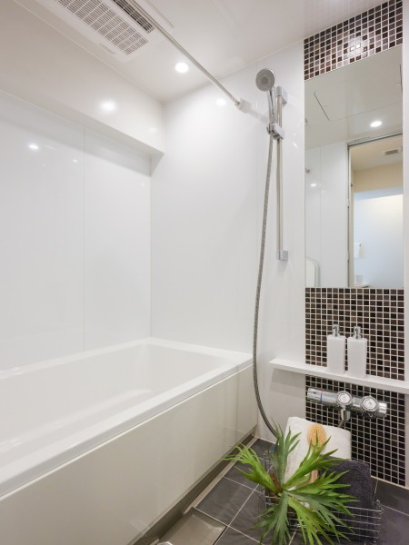 洗い場、浴槽ともにゆとりのあるバスルームです。ゆったりとしたバスタブで、一日の疲れをしっかりと癒すリラクゼーション空間です。