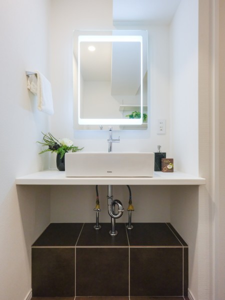 空間に美しく溶け込むスタイリッシュなデザインの洗面化粧台です。入浴後の豊かな時間を演出し、心からくつろげるプライベートスペースです。