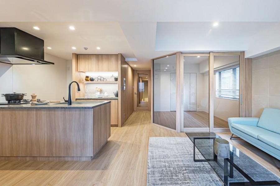 たっぷりの光を取り込んだ明るく開放的なリビングダイニングです。時代や流行を問わず長く着られる衣服のように、ご家族皆さんが快適にお過ごしいただける住まいです。