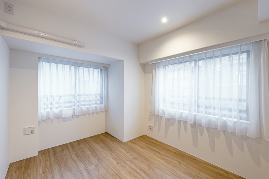 二面採光で明るい洋室1です。穏やかな自然光が入り、のびのびとお過ごしいただけるお部屋です。