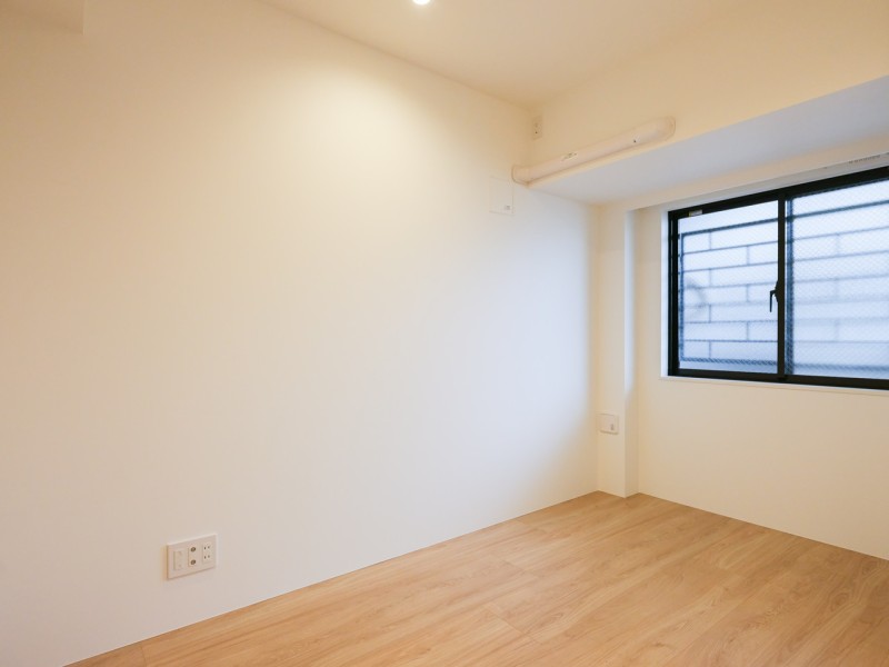 温かな光が入りこむ洋室2です。ナチュラルテイストな内装はどんな家具にも相性バッチリです。