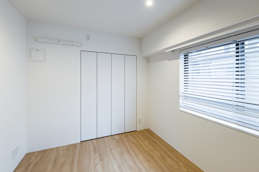 リビングに隣接した洋室3です。明るく、ワークスペースとしても快適に活用いただけます。