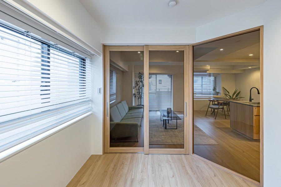 リビングと洋室3を仕切る扉は、ライフスタイルをシームレスにするガラス扉を用いました。スモーク調で心地よい距離感を演出します。